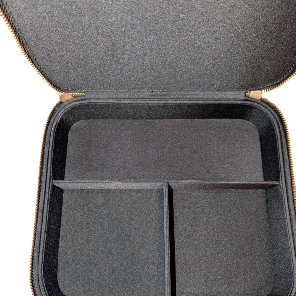 CHANEL Black Cosmetic Bag Elegant and Timeless Design - Picture 4 of 6